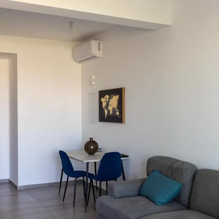 One Bedroom Whole Apartment With Veranda Apartman